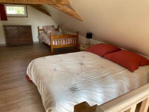 Posteľ alebo postele v izbe v ubytovaní Gîte cosy au calme avec grand jardin, proche du Mans - Parking privé, Wifi fibre, équipements complets - FR-1-410-392