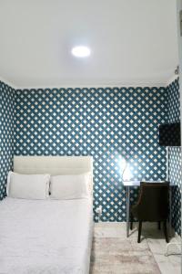 アマドーラにあるAmadora Cozy Houseの青と白の水玉の壁紙を用いたベッドルーム