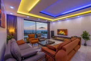 Villa Saudade في Bulmaç: غرفة معيشة مع أريكة وتلفزيون