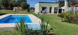een huis met een zwembad in een tuin bij Los alamos in San Miguel del Monte