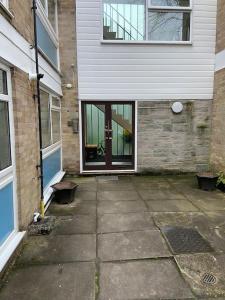 a building with a door and two benches in front of it at Spacious - 3 double beds - Wi-Fi - Central Northwood - Free Parking in Northwood