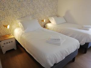 duas camas num quarto com lençóis brancos em Gîte Bruère-Allichamps, 4 pièces, 6 personnes - FR-1-586-38 em Bruère-Allichamps