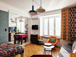 un soggiorno con un divano e un tavolo di STUDIO KLIMAT PRAGA a Varsavia