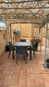 a table and chairs under a pergola on a patio at Apartamento Haire in San Pedro del Pinatar