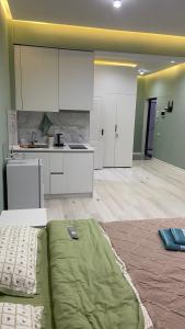 een kamer met een keuken en een bed erin bij Good Home на 8 персон in Alma-Ata