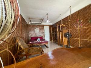 Lalao的住宿－Voodoo House，配有桌椅和砖墙的房间