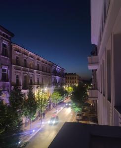 - une vue sur une rue de la ville la nuit dans l'établissement East Street Apartamenty, à Łódź