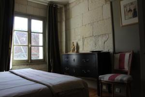 サン・テニャンにあるLa Terrasse d'Octaveのベッドルーム1室(ベッド1台、ドレッサー、窓付)