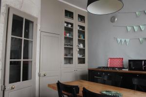 a dining room with a table and chairs at La Terrasse d'Octave in Saint-Aignan