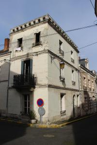 stary biały budynek po stronie ulicy w obiekcie La Terrasse d'Octave w mieście Saint-Aignan