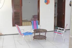 Casa c WiFi a beira mar na Praia Redonda,Icapui CE في إيكابوي: غرفة بثلاث كراسي وطاولة