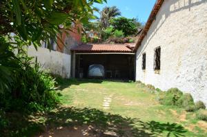 un accès à un bâtiment avec une cour dans l'établissement Casa c WiFi a beira mar na Praia Redonda,Icapui CE, à Icapuí