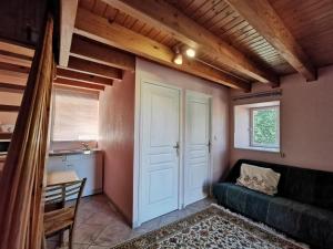 Posedenie v ubytovaní Gîte Authentique pour 2-3 Pers. avec Cour, Terrain et Pêche, à Proximité de Brioude et Blesle - FR-1-582-353