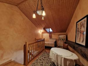 Posteľ alebo postele v izbe v ubytovaní Charmant gîte historique avec pêche privée et forêt, près de Brioude et Blesle - FR-1-582-352