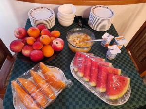 une table avec un bouquet de différents types de fruits dans l'établissement Kulacs Csarda Panzio, à Eger