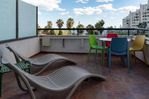 eine Terrasse mit Stühlen und einem Tisch auf einem Balkon in der Unterkunft Hotel Magic Games 4 in Oropesa del Mar