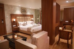 una camera con letto e un soggiorno di HOTEL RAMTA CONTINENTAL a Patna