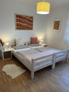 een slaapkamer met 2 bedden in een kamer bij Auszeit am Wiehengebirge in Bad Essen