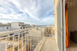 Een balkon of terras bij Stunning 3BR home with magnificent VIEWS by 360 Estates