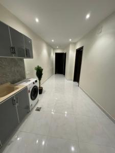 a kitchen with a washing machine in a room at شقه فاخره الملز in Riyadh