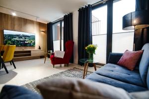 TV a/nebo společenská místnost v ubytování Laguna Beskidów Resort - Apartament B43 z widokiem na jezioro