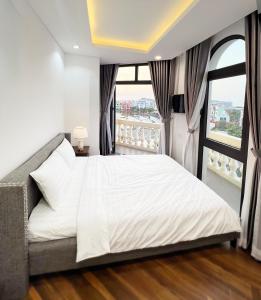 una camera con un letto e una grande finestra di Legacy Phú Quốc a Phu Quoc