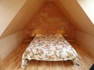 um quarto com uma cama num sótão em Klintgarden em Martofte