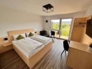 een slaapkamer met een bed en een groot raam bij Gaestehaus Zum Wolffenturm 