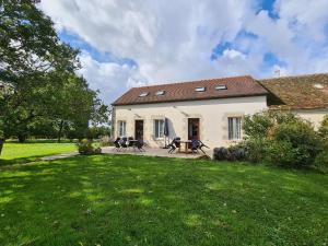 Cette maison blanche dispose d'une terrasse et d'une cour. dans l'établissement Gîte Chailly-en-Gâtinais, 5 pièces, 8 personnes - FR-1-590-7, à Chailly-en-Gâtinais