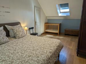Un dormitorio con una cama grande y una ventana en Gîte Audeville, 5 pièces, 8 personnes - FR-1-590-136 en Audeville