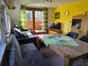 uma sala de estar com uma mesa de madeira e um sofá em Ferienhaus Brütting em Pottenstein