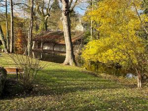 un parc avec banc à côté d'une rivière dans l'établissement Gîte Mardié, 3 pièces, 4 personnes - FR-1-590-132, à Mardié