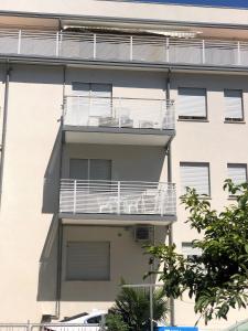 um edifício de apartamentos com varandas ao lado em FAMILY APARTMENT VI20 - Piazza Brescia - Adria Holiday Jesolo em Lido di Jesolo