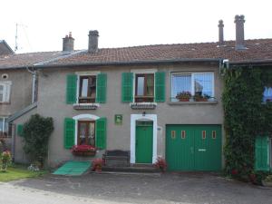 a house with green shutters at Gîte confortable avec terrasse et jardin, près de Baccarat, idéal pour nature et détente - FR-1-584-51 in Reherrey