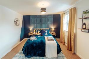 a blue bedroom with a bed with a blue wall at 2 Bedroom Peaceful Home, Colchester in Mile End