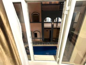 una finestra con vista sulla piscina. di Pyramids Nun INN a Il Cairo