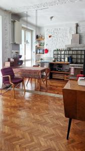 Studio Klimat MOKOTÓW في وارسو: مطبخ مع طاولة وكراسي في غرفة