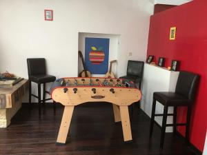 eine Tischtennisplatte in einem Zimmer mit 2 Stühlen in der Unterkunft Gîte Athienville, 6 pièces, 12 personnes - FR-1-584-84 in Athienville