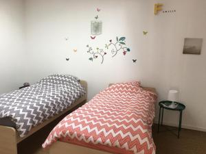 Ένα ή περισσότερα κρεβάτια σε δωμάτιο στο Grand gîte avec piscine, cheminée et terrasse près de Lunéville, idéal pour familles et groupes - FR-1-584-84 +24 φωτογραφίες