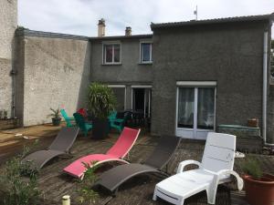 eine Sitzgruppe auf einer Terrasse vor einem Haus in der Unterkunft Gîte Athienville, 6 pièces, 12 personnes - FR-1-584-84 in Athienville