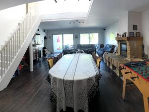 ein Wohnzimmer mit einem Tisch und einem Tischtuch darauf in der Unterkunft Gîte Athienville, 6 pièces, 12 personnes - FR-1-584-84 in Athienville