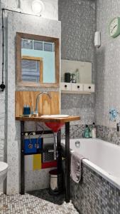 een badkamer met een wastafel en een bad bij Studio Klimat MOKOTÓW in Warschau
