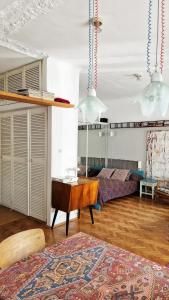een woonkamer met een tafel en een bank bij Studio Klimat MOKOTÓW in Warschau