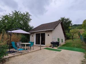 a patio with a table and chairs and an umbrella at Gîte Mont-le-Vignoble, 3 pièces, 4 personnes - FR-1-584-97 in Mont-le-Vignoble