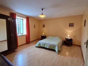 1 dormitorio con 1 cama y 2 mesitas de noche en Gîte Méligny-le-Grand, 4 pièces, 6 personnes - FR-1-585-29, 