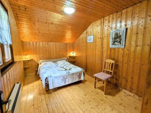 Tempat tidur dalam kamar di Gîte Anould, 4 pièces, 6 personnes - FR-1-589-2