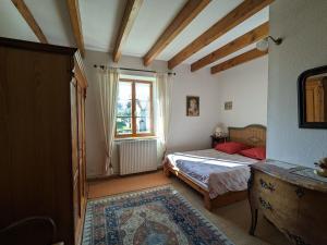 um quarto com uma cama e uma janela em Gîte Saint-Amand-sur-Ornain, 4 pièces, 6 personnes - FR-1-585-56 