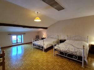 1 Schlafzimmer mit 2 Betten in einem Zimmer in der Unterkunft Gîte Reffroy, 4 pièces, 6 personnes - FR-1-585-69 