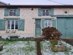 una casa con una puerta verde y una valla en Gîte Reffroy, 4 pièces, 6 personnes - FR-1-585-69 
