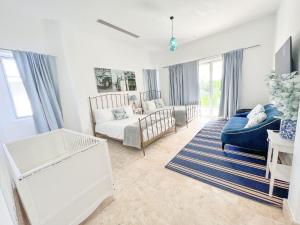 Habitación para bebés con cuna y sofá en Kosher casa en Punta Cana